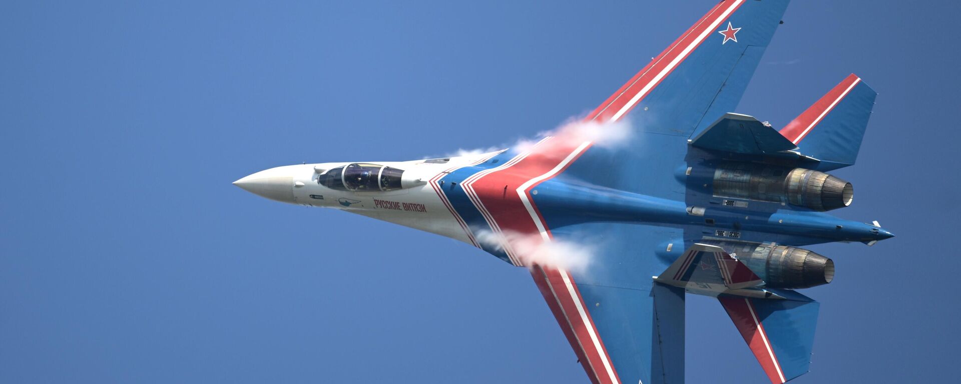 A member of the Russian Knights (Russikiye Vityazi), Russian Air Force aerobatic display team flying Sukhoi SU-35S and Su-30SM fighters, at the opening ceremony of the International Military-Technical Forum ARMY-2022 in Kubinka. - Sputnik International, 1920, 06.03.2023