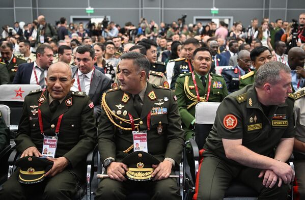 Participants of the plenary session at the International Military-Technical Forum ARMY-2022 held at the Patriot Congress and Exhibition Center. Center: Peruvian Army Brig. Gen. Mario Eduardo La Torre Galvez - Sputnik International