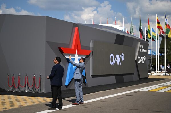 Visitors at the PJSC United Aircraft Corporation pavilion at the exhibition held as part of the ARMY-2022 International Military-Technical Forum at the Patriot Exhibition and Convention Center. - Sputnik International