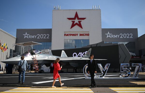 In front of the Patriot Congress and Exhibition Center, the venue of the International Military-Technical Forum ARMY-2022. In the background: Russian fifth-generation Su-57 multirole fighter. - Sputnik International