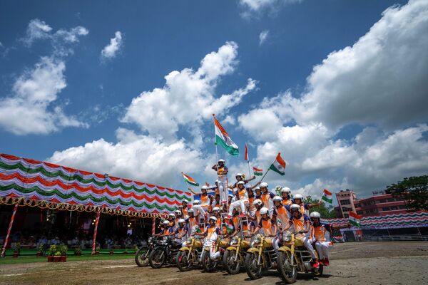 Assam female police commandos display their skills on motorcycles on Independence Day in Gauhati, northeastern Assam state, India, Monday, Aug. 15, 2022. - Sputnik International