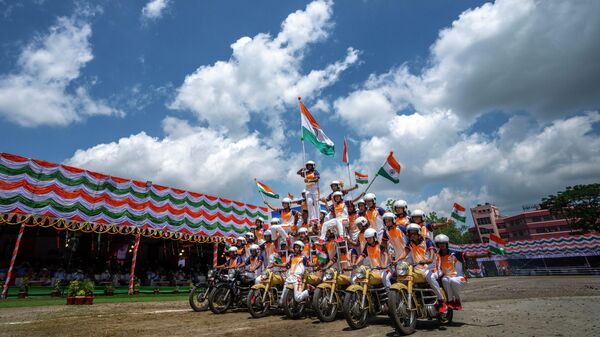 Assam police women commandos display their skills on motorcycles on Independence Day in Gauhati, northeastern Assam state, India, Monday, Aug. 15, 2022.  - Sputnik International
