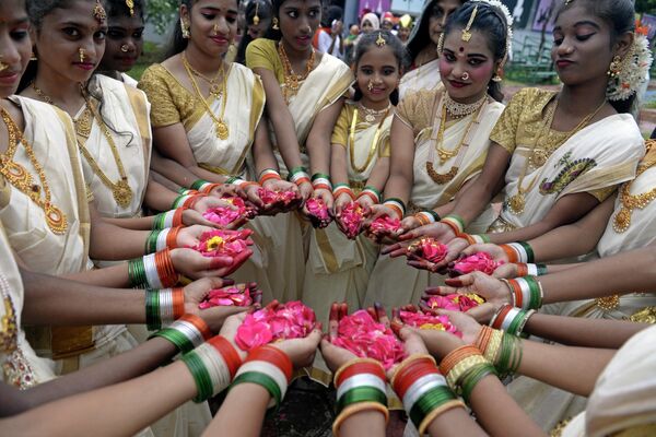 School students pose for pictures before participating in a ceremony to celebrate India&#x27;s 75th Independence Day at a railway sports complex in Hyderabad on Aug. 15, 2022. - Sputnik International