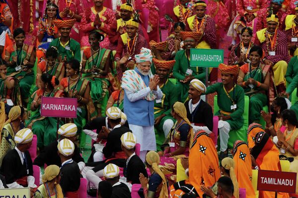 Indian Prime Minister Narendra Modi, center, greets artists performing at the 17th century Mughal-era Red Fort on Independence Day in New Delhi, India, Monday, Aug. 15, 2022. - Sputnik International