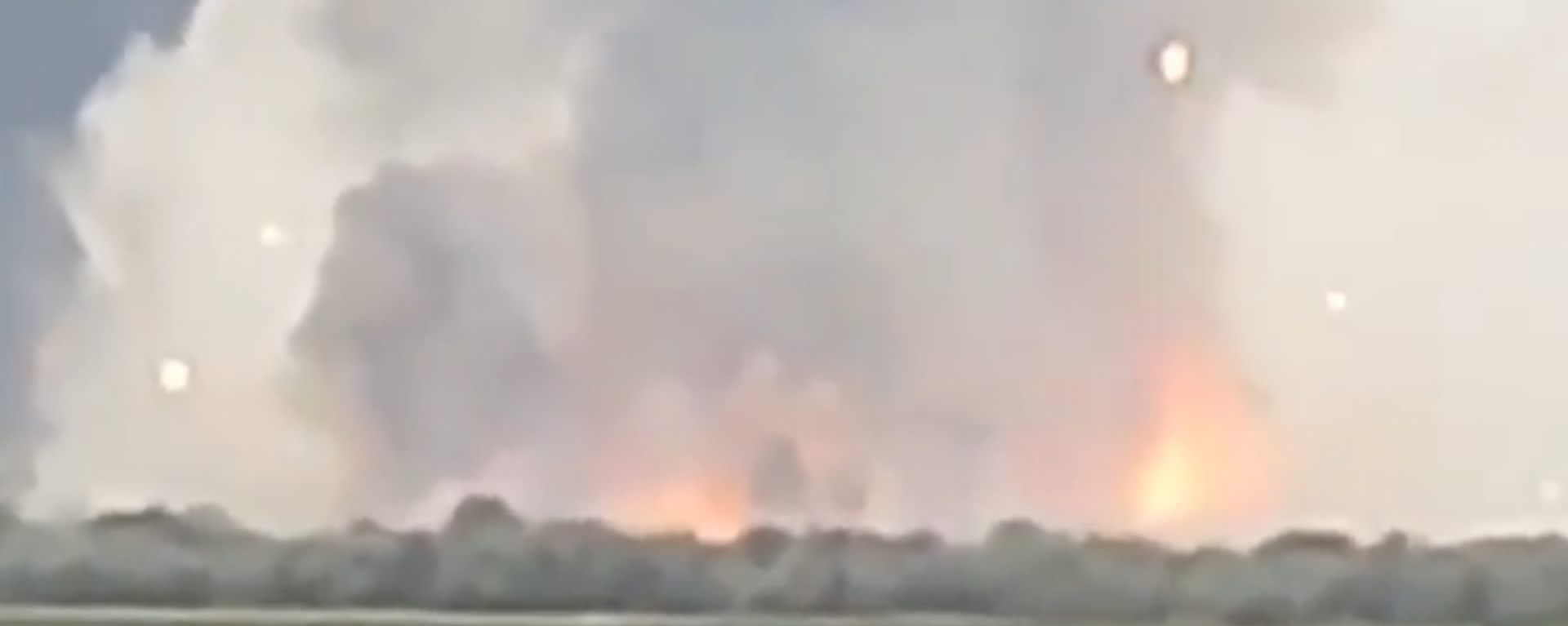Explosion at ammunition depot in Dzhankoi area of northern Crimea. Screengrab from footage captured by eyewitness. - Sputnik International, 1920, 16.08.2022