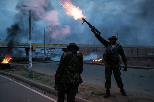 Полицейский применяет слезоточивый газ в сторону сторонников кандидата в президенты Кении Раилы Одинги во время демонстрации в Кисуму - Sputnik International