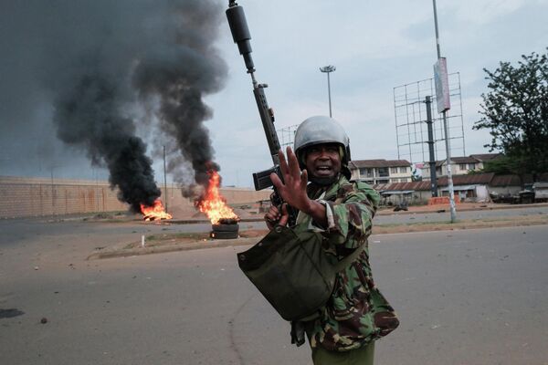 Офицер кенийской полиции во время демонстрации в Кисуму  - Sputnik International