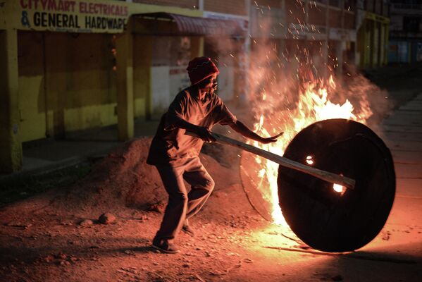 Сторонник кандидата в президенты Раила Одинги во время протеста против результатов всеобщих выборов в Кении - Sputnik International