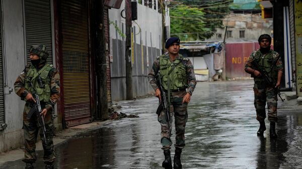 Indian soldiers patrol at a closed market on India's Independence Day in Srinagar, Indian controlled Kashmir, Monday, Aug. 15, 2022. - Sputnik International