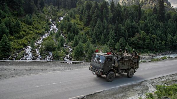 Indian army soldiers keep guard on top of their vehicle as their convoy moves on the Srinagar- Ladakh highway at Gagangeer, northeast of Srinagar, Indian-controlled Kashmir, Wednesday, Sept. 9, 2020. - Sputnik International