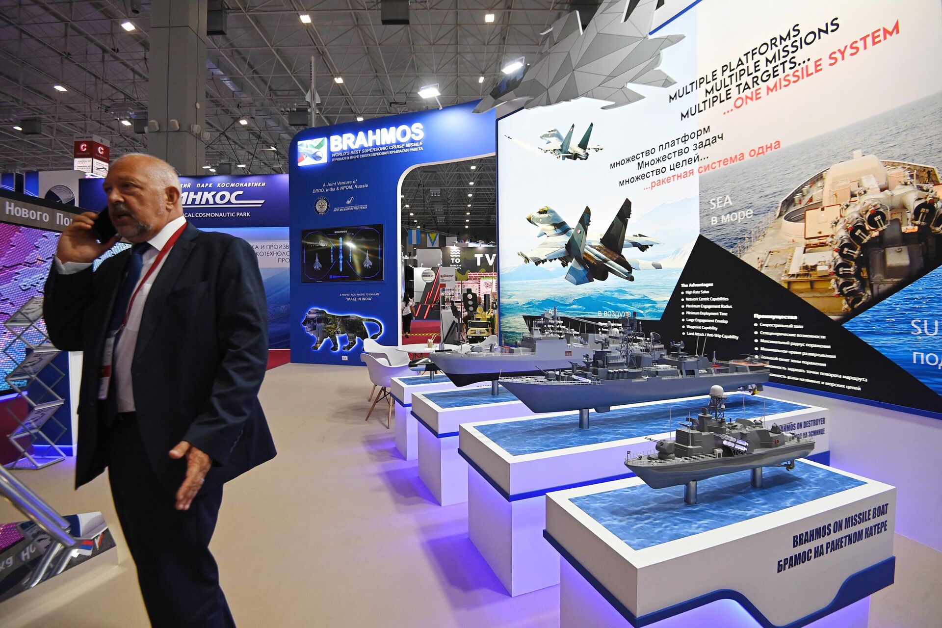 BrahMos stand at the ARMY-2022 International Military-Technical Forum showing off the platforms aboard which the cruise missile system can be deployed. - Sputnik International, 1920, 16.08.2022