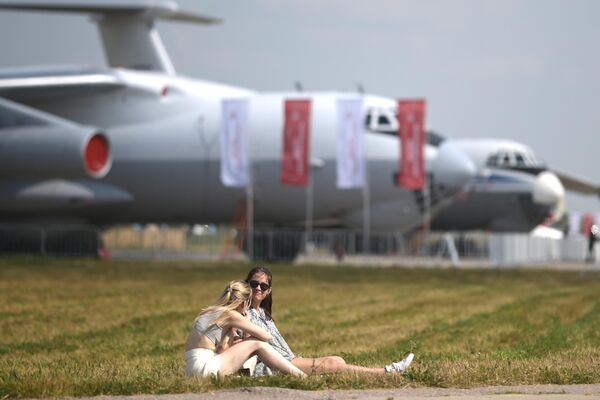 Girls sit at an airfield during the opening of the Army-2022 International Military-Technical Forum in Kubinka. - Sputnik International