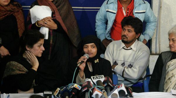 2002 Gujarat Riots victim Bilkis Yakub Rasool, center, addresses a press conference  in New Delhi, India, Monday, Jan. 21, 2008. - Sputnik International