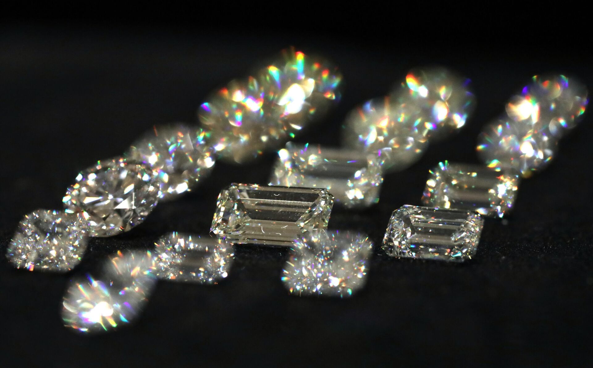 Several diamonds of Alrosa company on the show - Sputnik International, 1920, 19.10.2022