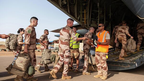 This handout photograph taken on June 28, 2022 and released by the Etat Major des Armees (The french Defence Staff) shows French soldiers of the Barkhane force boarding a transport airplane of the Interarmy Transit Detachment (DETIA), in Gao, amid the French military drawdown with troops leaving the last bases in Mali - Sputnik International
