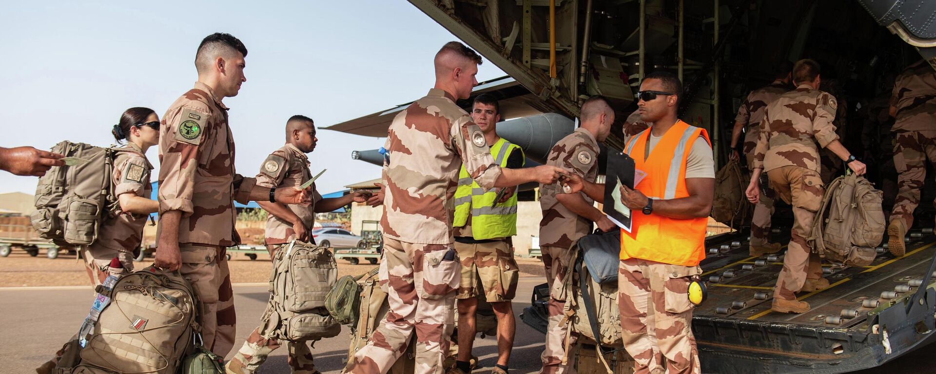 This handout photograph taken on June 28, 2022 and released by the Etat Major des Armees (The french Defence Staff) shows French soldiers of the Barkhane force boarding a transport airplane of the Interarmy Transit Detachment (DETIA), in Gao, amid the French military drawdown with troops leaving the last bases in Mali - Sputnik International, 1920, 18.08.2022