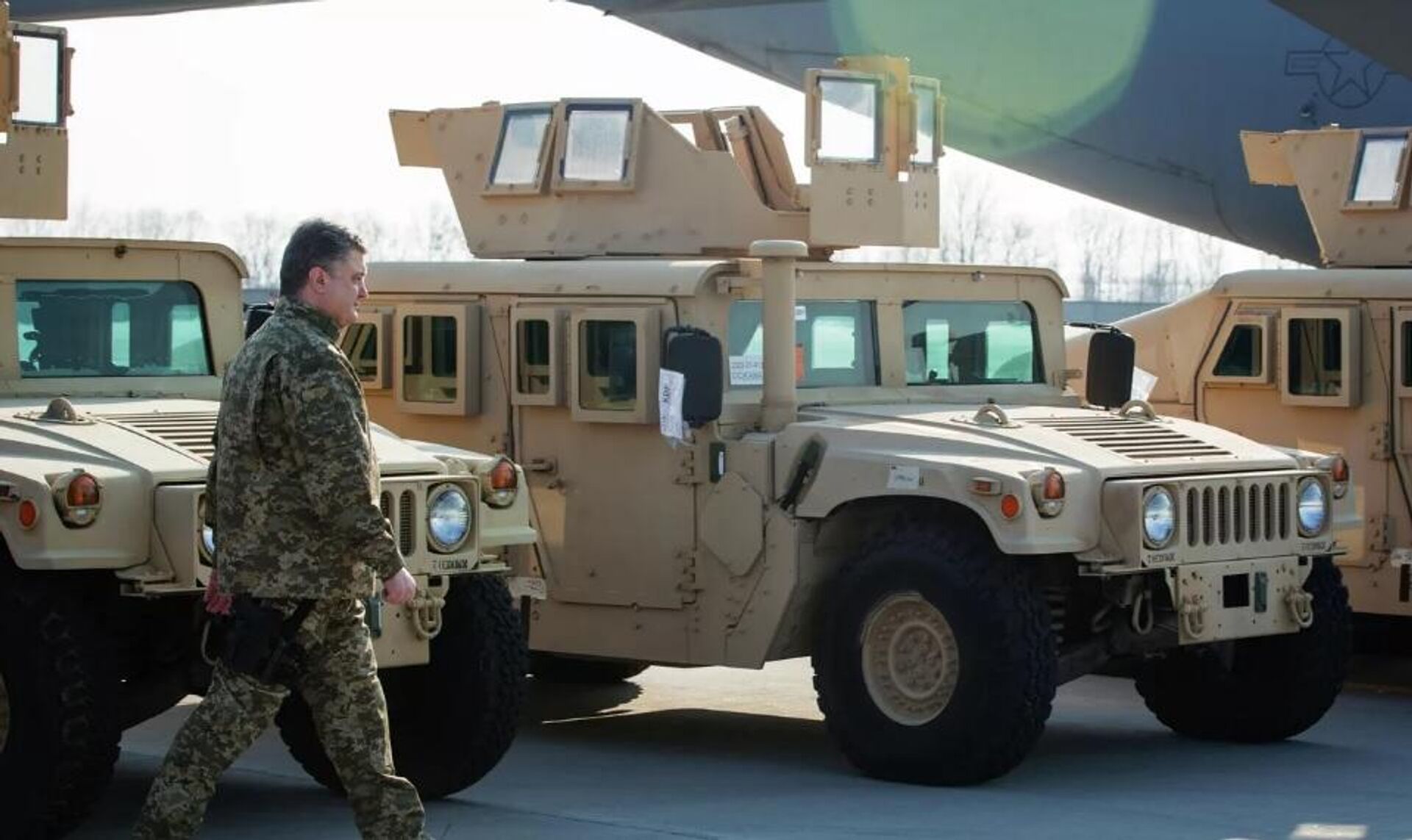 Ukrainian President Petro Poroshenko inspects HMMWV vehicles during a ceremony to welcome a US Air Force aircraft with the first batch of American armored vehicles at Borispol International Airport in 2015. - Sputnik International, 1920, 19.08.2022