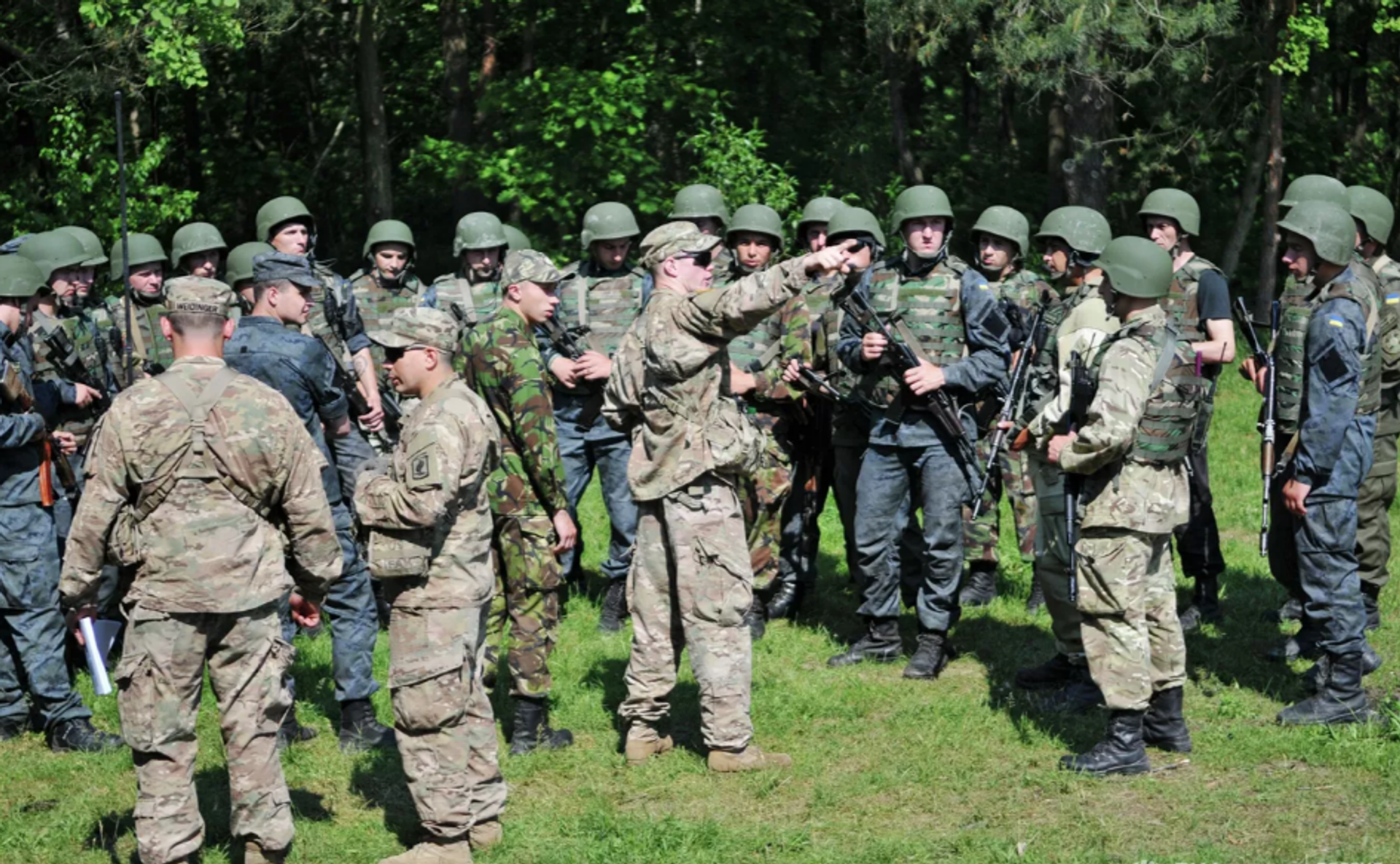 Ukrainian and US servicemen during Fearless Guardian 2015, a joint training exercise at the Yavorovsky training ground. - Sputnik International, 1920, 19.08.2022