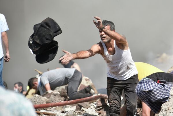 Local residents sort out the rubble at the site of the explosion at the Surmalu market in Yerevan, Armenia. - Sputnik International