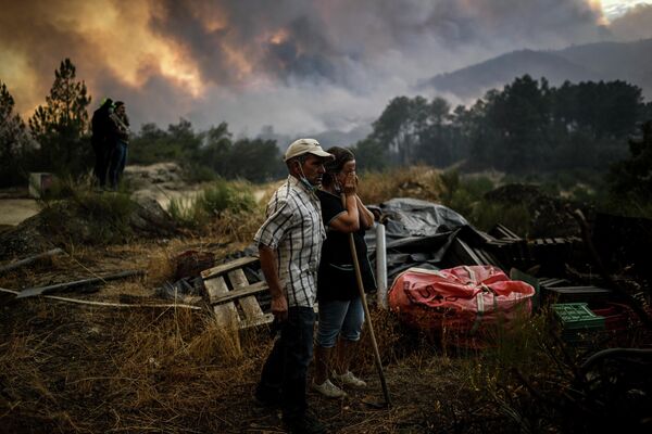 Locals watch a wildfire advancing in Orjais, Covilha council in central Portugal, on August 16, 2022.  - Sputnik International