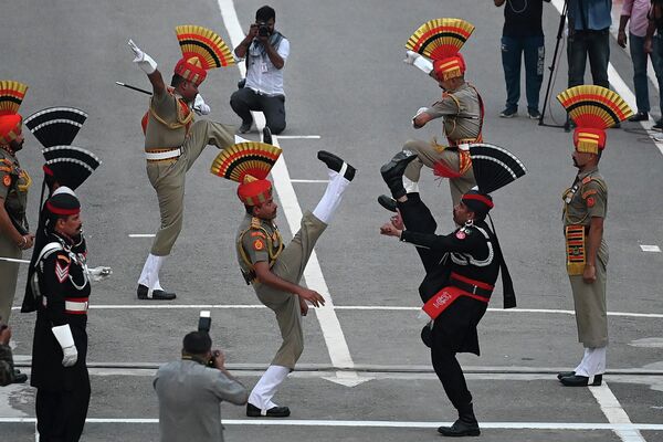 Pakistani Rangers (in black) and Indian Border Security Force (BSF) soldiers take part in the Beating the Retreat ceremony during Pakistan&#x27;s 75th Independence Day celebrations at the Pakistan-India Wagah border post, about 35km from Lahore on August 14, 2022. - Sputnik International