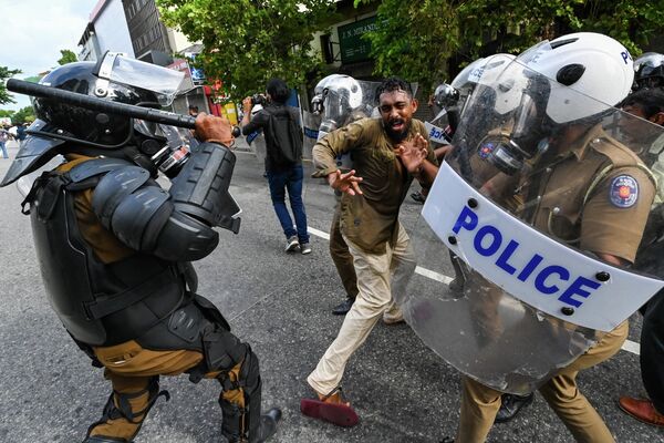 A Sri Lankan university student clashes with police during a demonstration in Colombo on August 18, 2022.  - Sputnik International