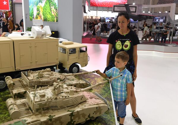 Visitors at the exhibition during the international military-technical forum Army-2022 at the Patriot Convention and Exhibition Center. - Sputnik International