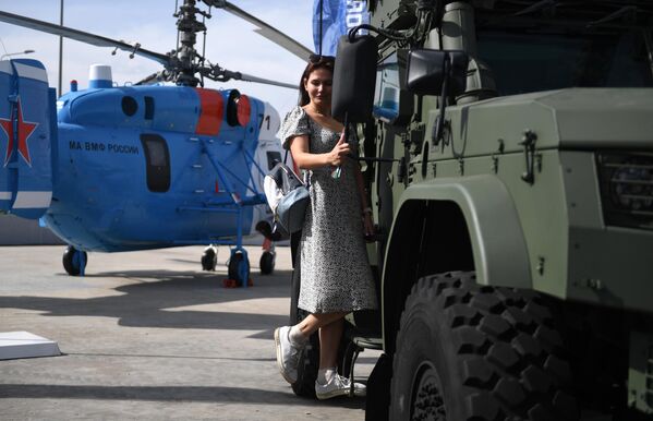A young woman at the international military-technical forum Army-2022 at the Patriot Convention and Exhibition Center. - Sputnik International