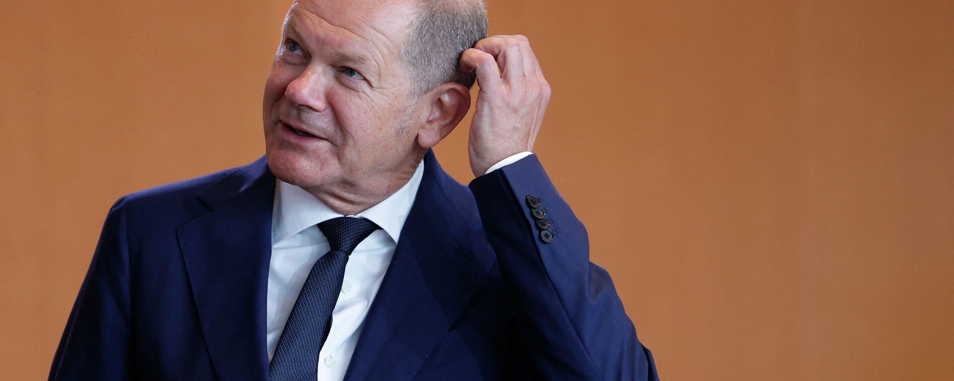 Germany's Chancellor Olaf Scholz scratches his head as he arrives for the weekly meeting of the German cabinet at the chancellery in Berlin on August 17, 2022 - Sputnik International, 1920, 19.08.2022