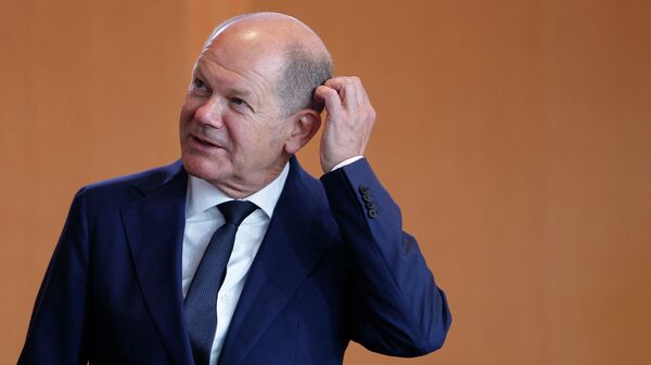 Germany's Chancellor Olaf Scholz scratches his head as he arrives for the weekly meeting of the German cabinet at the chancellery in Berlin on August 17, 2022 - Sputnik International