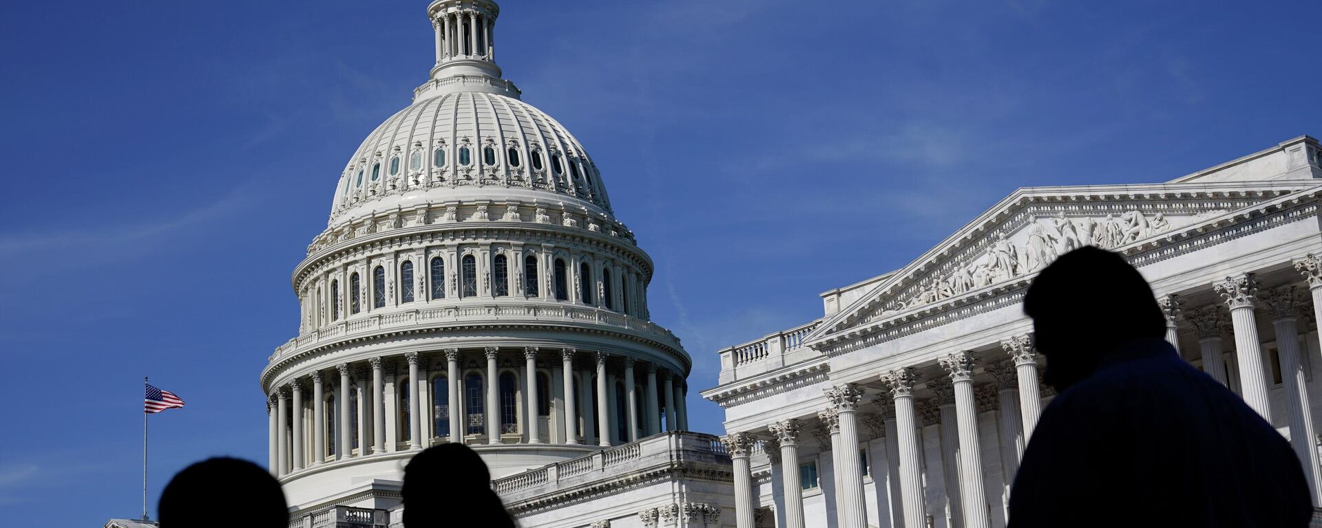 People walk outside the U.S Capitol building in Washington, June 9, 2022. The biggest investment ever in the U.S. to fight climate change. - Sputnik International, 1920, 15.12.2022