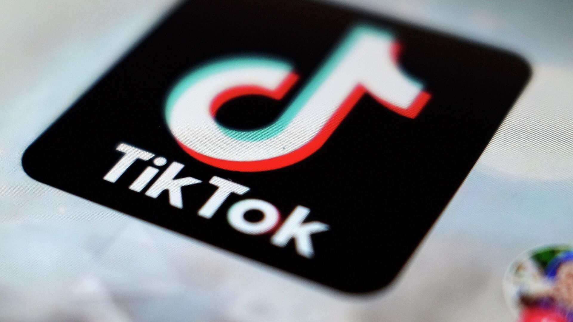 A logo of a smartphone app TikTok is seen on a user post on a smartphone screen Monday, Sept. 28, 2020, in Tokyo.  - Sputnik International, 1920, 21.10.2022