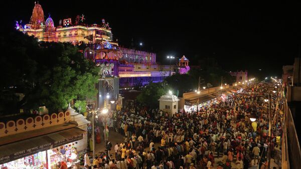 People gather to worship at the Shri Krishna Janmasthan temple on the eve of 'Janmashtami' festival celebrations in Mathura on August 18, 2022.  - Sputnik International