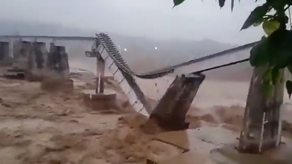 Screenshot from a video showing a railway bridge collapsing in India's Himachal Pradesh due to heavy rainfalls - Sputnik International