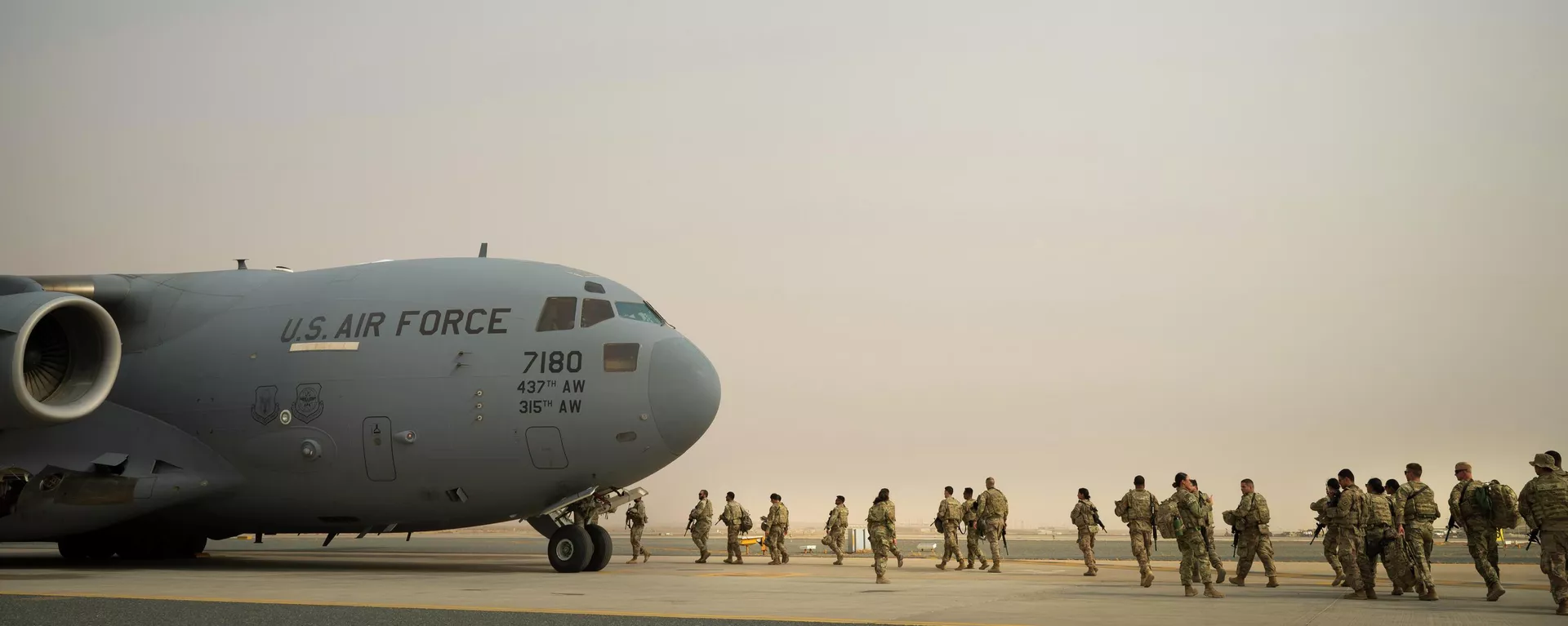 This image taken by the U.S. Air Force shows U.S. Army troops from the 1st Combined Arms Battalion, 163rd Cavalry Regiment, board a C-17 Globemaster III during an exercise at Ali Al Salem Air Base, Kuwait, Aug. 10, 2022 - Sputnik International, 1920, 10.08.2024