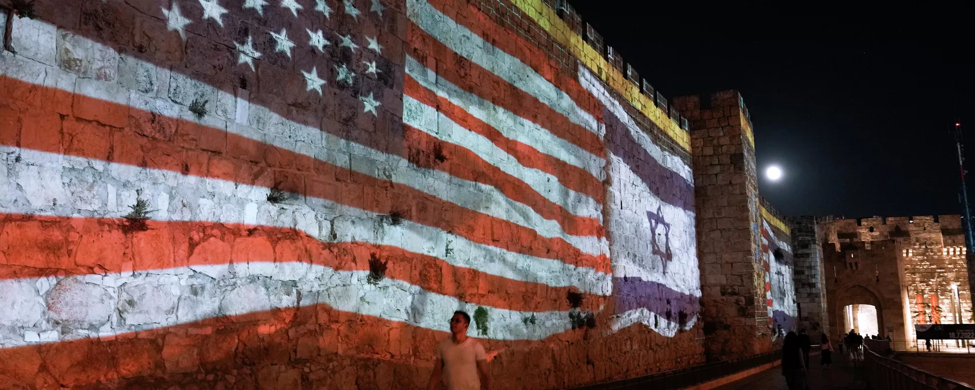 Wizerunek flag USA i Izraela jest wyświetlany na ścianach Starego Miasta w Jerozolimie na cześć wizyty prezydenta Joe Bidena w Jerozolimie, środa, 13 lipca 2022 r. - Sputnik International, 1920, 10.10.2023