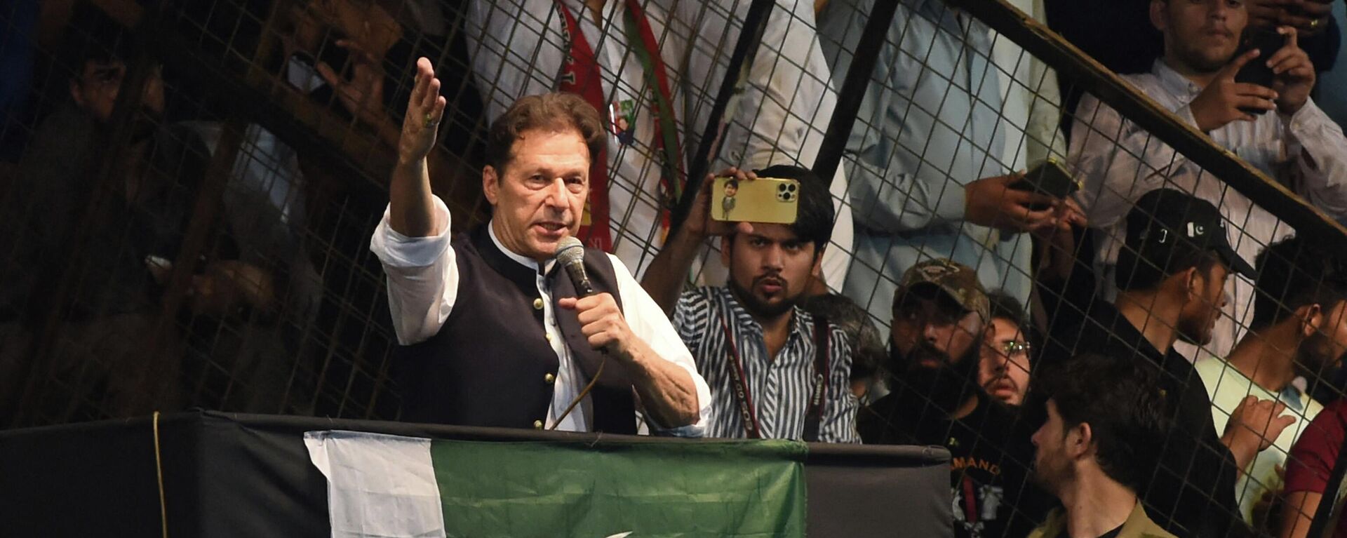 Pakistan's former Prime Minister and Pakistan Tehreek-e-Insaf party (PTI) chief Imran Khan, delivers a speech to his supporters during a rally celebrate the 75th anniversary of Pakistan's independence day in Lahore on August 13, 2022. - Sputnik International, 1920, 25.08.2022