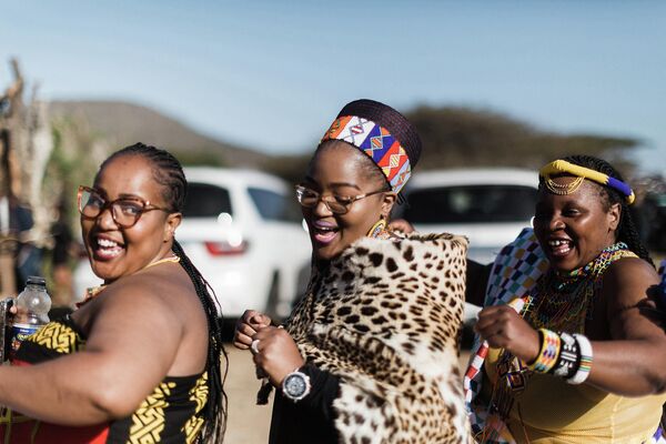 Wife of the late Zulu King Goodwill Zwelithini Queen Zola Mafu sings and dances during the celebration of the coronation of their new King Misuzulu kaZwelithini (not pictured) on August 20, 2022 at the KwaKhangelamankengane Royal Palace in Kwa-Nongoma 300km north of Durban. (Photo by Rajesh JANTILAL / AFP) - Sputnik International