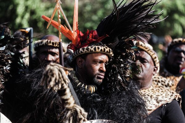 King of Amazulu nation Misuzulu kaZwelithini (C) stands with Amabutho (Zulu regiments) during his coronation at the KwaKhangelamankengane Royal Palace in Kwa-Nongoma 300km north of Durban on August 20, 2022. (Photo by Rajesh JANTILAL / AFP) - Sputnik International
