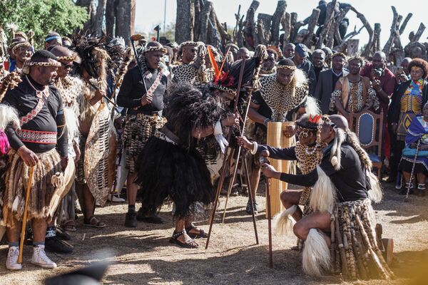 King of Amazulu nation Misuzulu kaZwelithini (C), traditional Prime Minister of the Zulu nation Prince Mangosuthu Buthelezi (R) hands over the Spear of Authority during the coronoation as the new King at the Amazulu nation at the KwaKhangelamankengane Royal Palace at Kwa-Nongoma some 300 kilometres north of Durban, on August 20, 2022. (Photo by Rajesh JANTILAL / AFP) - Sputnik International