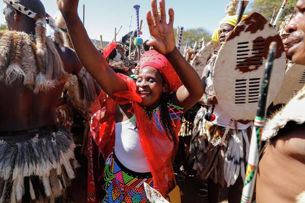 A woman reacts as Amabutho (Zulu regiments) members sing and chant in celebration of the coronation of their new king Misuzulu kaZwelithini (not pictured) on August 20, 2022 at the KwaKhangelamankengane Royal Palace in Kwa-Nongoma 300km north of Durban. (Photo by Phill Magakoe / AFP) - Sputnik International
