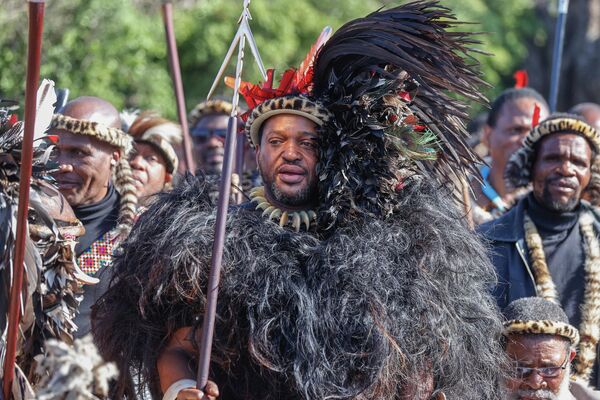 King of Amazulu nation Misuzulu kaZwelithini (C) holds a spear as he sings with Amabutho (Zulu regiments) during his coronation at the KwaKhangelamankengane Royal Palace in Kwa-Nongoma 300km north of Durban on August 20, 2022.  (Photo by Phill Magakoe / AFP) - Sputnik International