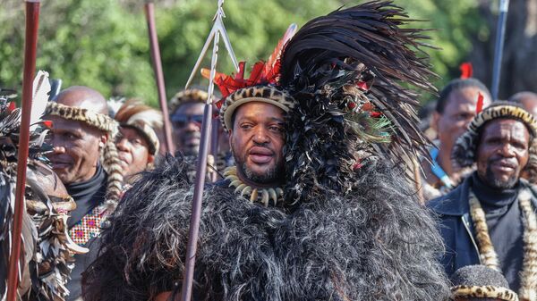 King of Amazulu nation Misuzulu kaZwelithini (C) holds a spear as he sings with Amabutho (Zulu regiments) during his coronation at the KwaKhangelamankengane Royal Palace in Kwa-Nongoma 300km north of Durban on August 20, 2022.  - Sputnik International