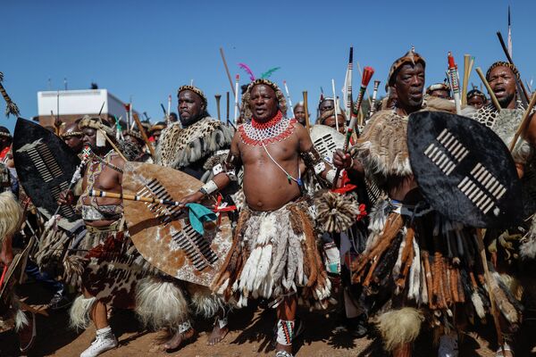 Amabutho (Zulu regiments) members sing and chant in celebration of the coronation of their new King Misuzulu kaZwelithini (not pictured) on August 20, 2022 at the KwaKhangelamankengane Royal Palace in Kwa-Nongoma 300km north of Durban. (Photo by Phill Magakoe / AFP) - Sputnik International