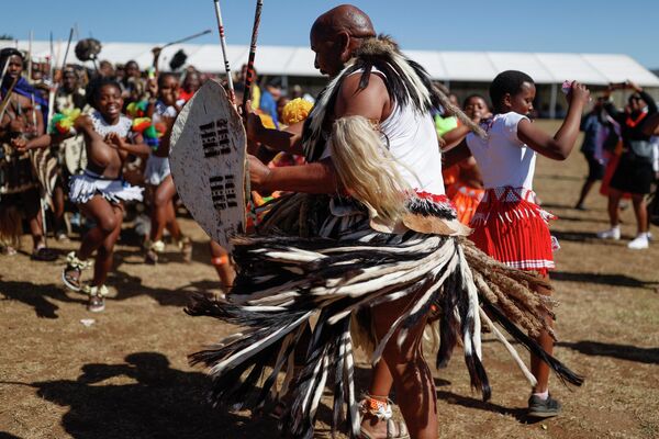 Young Zulu maidens and Amabutho (Zulu regiments) sing and chant in celebration of the coronation of their new king Misuzulu kaZwelithini (not pictured) on August 20, 2022 at the KwaKhangelamankengane Royal Palace in Kwa-Nongoma 300km north of Durban. (Photo by Phill Magakoe / AFP) - Sputnik International