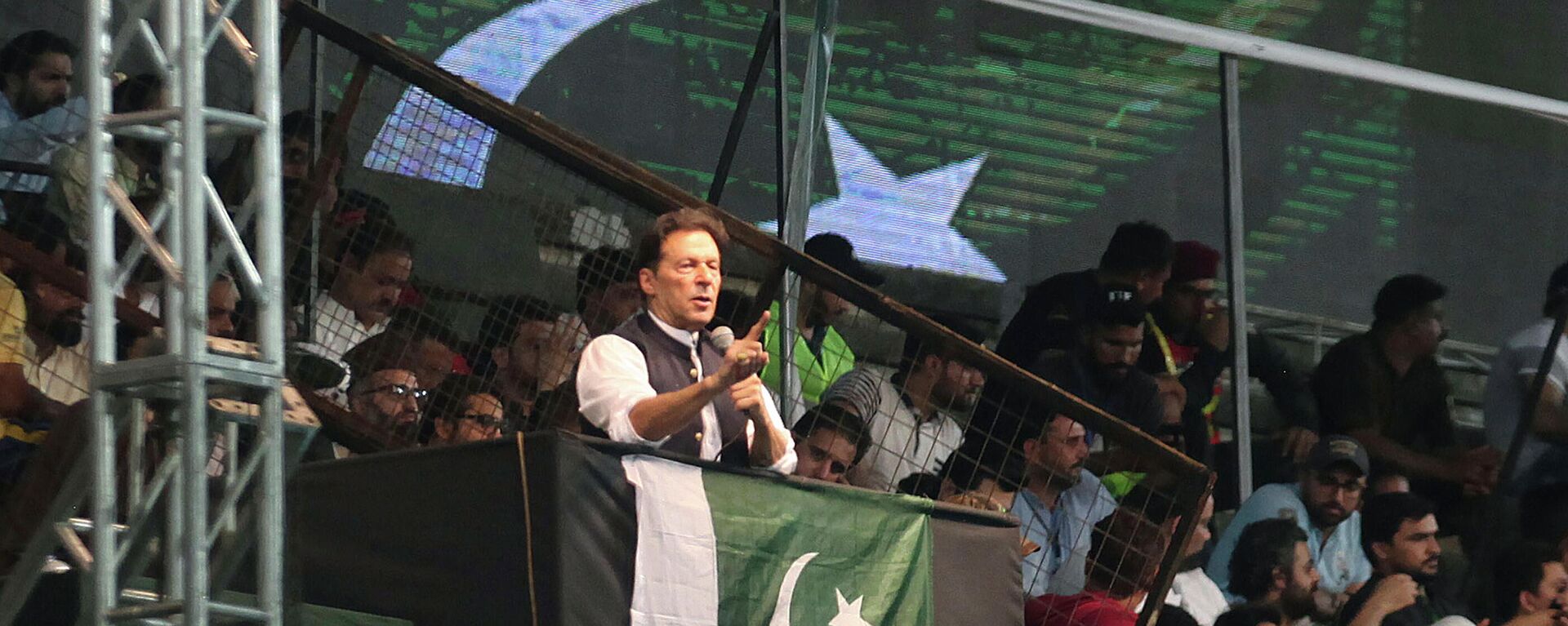 Pakistani opposition leader Imran Khan, center, addresses his party supporters during a rally to press government for fresh elections, in Lahore, Pakistan, Saturday, Aug. 13, 2022. - Sputnik International, 1920, 28.10.2022