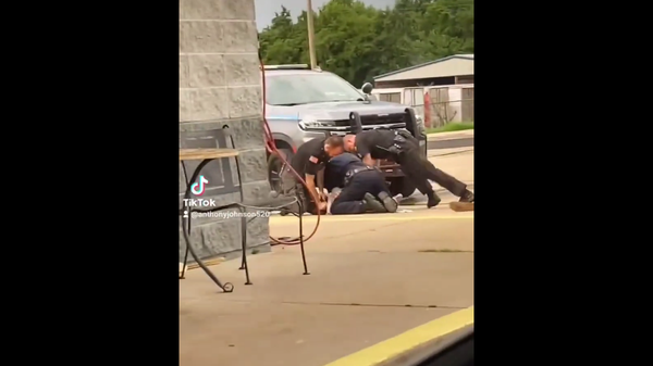 A screenshot from the video showing three police officers beating a man in Arkansas, August 21, 2022. - Sputnik International