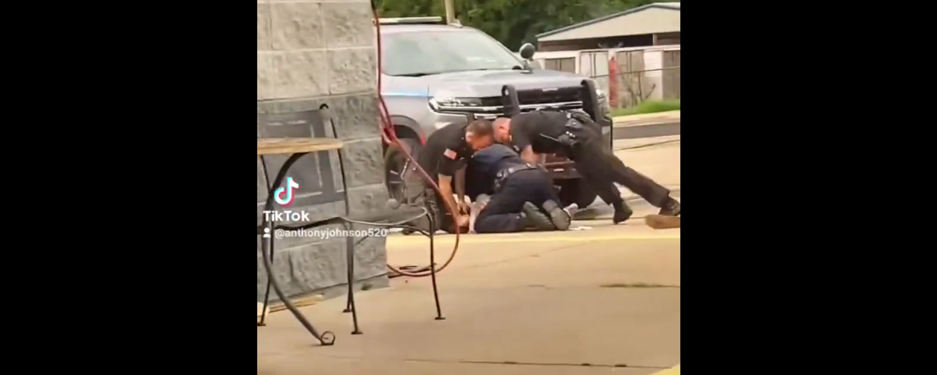 A screenshot from the video showing three police officers beating a man in Arkansas, August 21, 2022. - Sputnik International, 1920, 22.08.2022