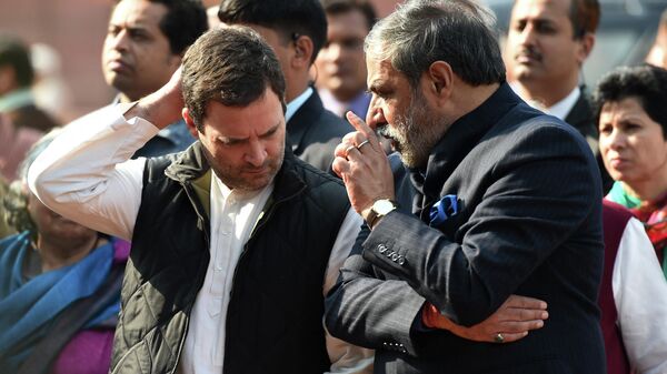 Indian Congress Party Vice-President Rahul Gandhi (L) talks with  senior party leader Anand Sharma after meeting President Pranab Mukherjee at the Presidential Palace in New Delhi on December 16, 2016. - Sputnik International