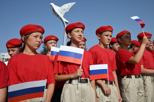Members of the &quot;Young Guard - Youth Army&quot; military-patriotic movement during Flag Day celebrations in Donetsk, DPR. - Sputnik International